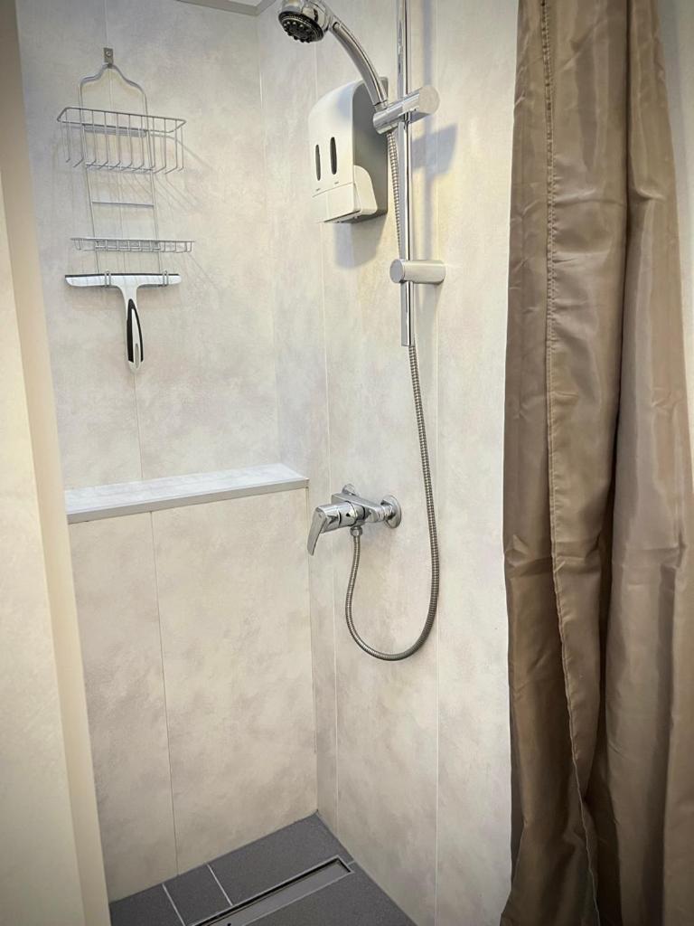 Living At Saarpartments -Adultsonly- 2 Bedrooms, Kitchen- Business & Holiday Apartments For Long- And Short Term Stay, 3 Min To Train-Station, Secure E-Bike Parking! Saarbrücken Eksteriør bilde